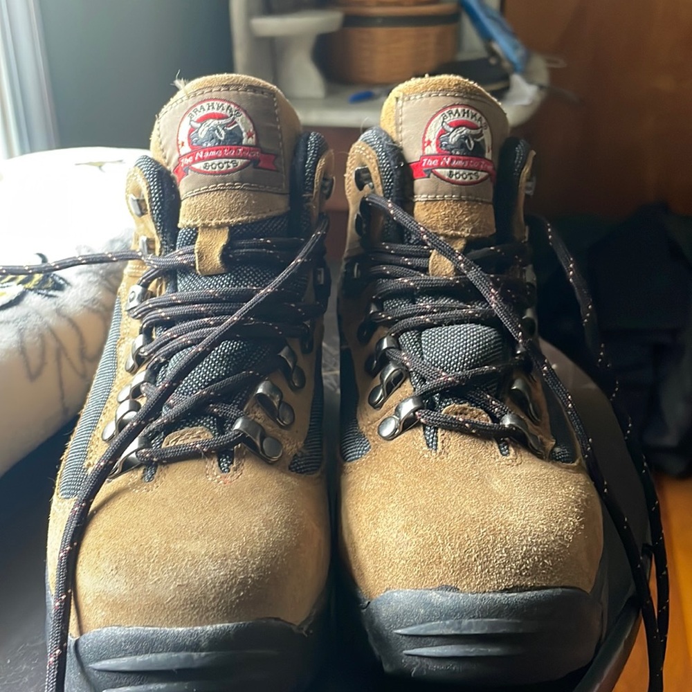 Brahma steel toe, oil resistant boots. Never worn                   size 5 1/2 W